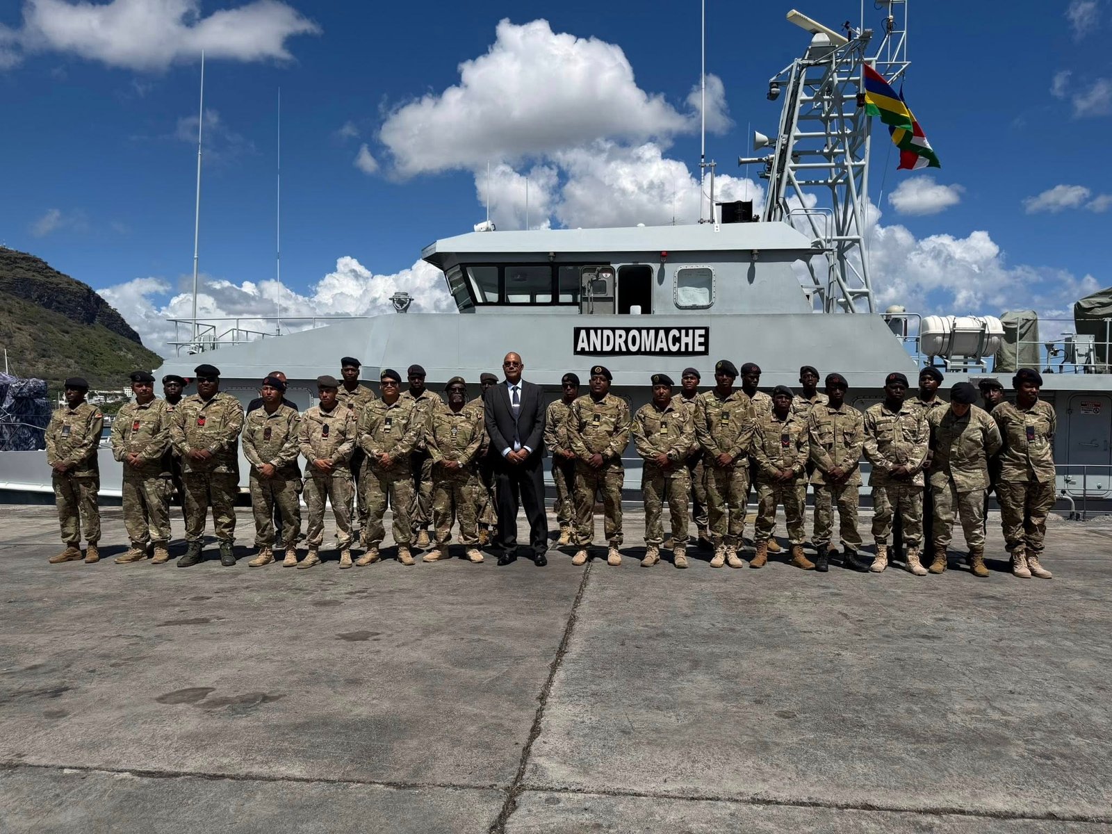 Commander-in-Chief Meets Seychelles Defence Forces Contingent in Mauritius
